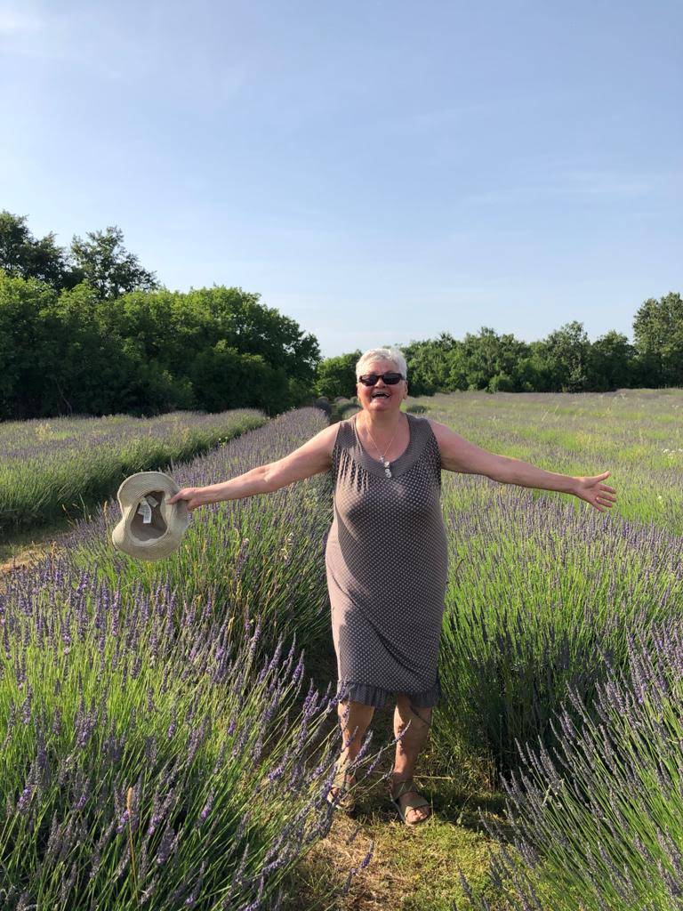 Meine Oma in den Lavendelfeldern